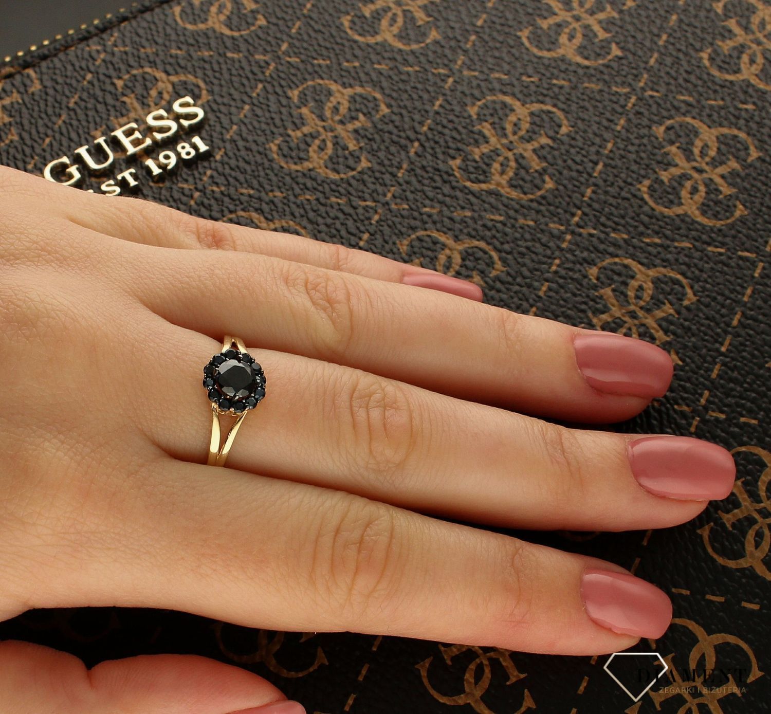 Złoty pierścionek 585 fasetowana czarna cyrkonia PI 5263A (1).jpg